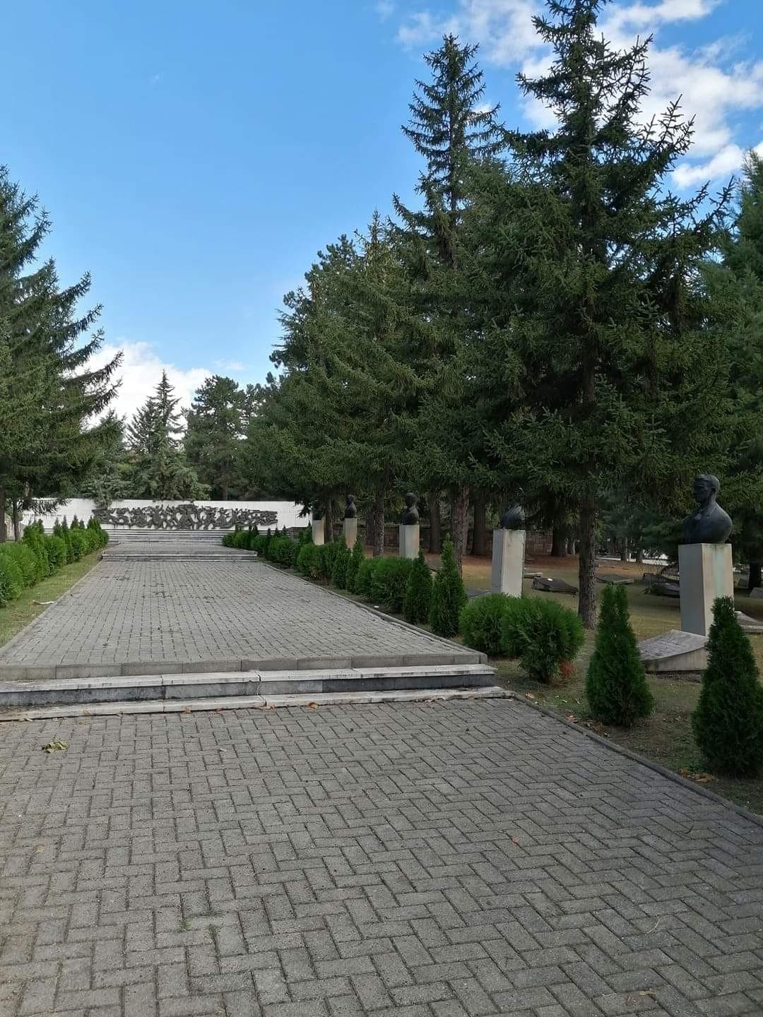 Меморијален комплекс " Партизански гробишта " во Бутел